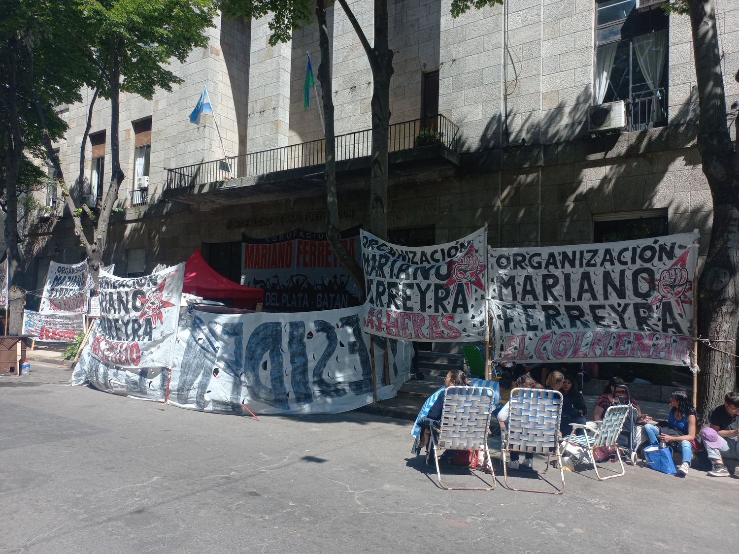 Realizan huelga de hambre frente al Municipio por la falta de alimentos