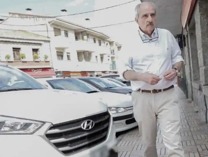 Condenado por "los vuelos de la muerte" saliendo del súper