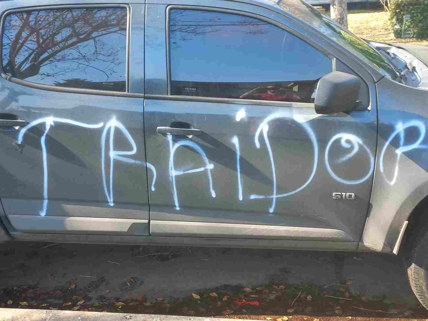 "Traidor": El mensaje que le dejaron en el auto a un concejal en medio de la feroz interna peronista en Quilmes