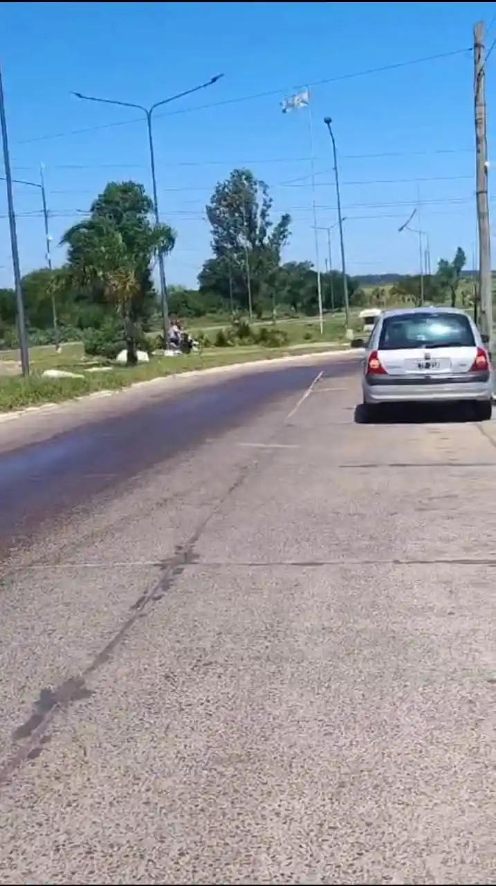 Peligroso derrame de combustible en el acceso sur a Concordia