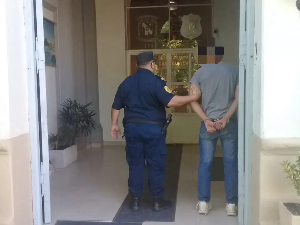 Un joven de 23 se metió en la casa de su ex pareja de 20 para agredirla