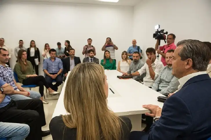 Bahl firmó un acuerdo de precios accesibles con comercios locales