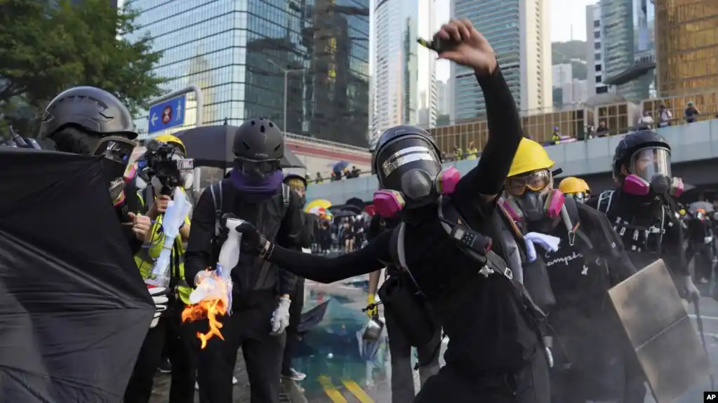 Hong Kong busca la calma tras violentas protestas que dejó heridos y detenidos