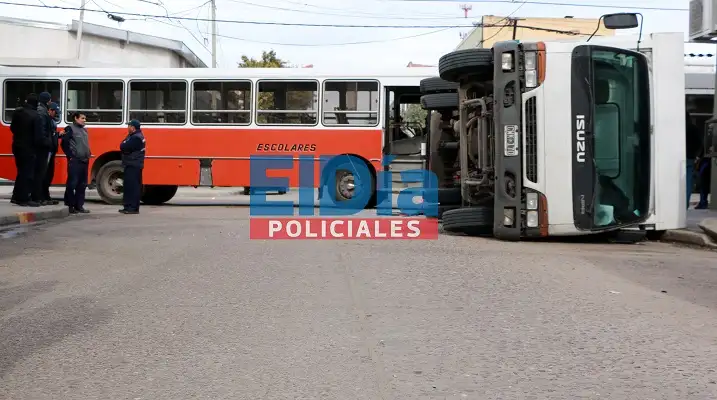 Impresionante choque entre un colectivo escolar y un camión  