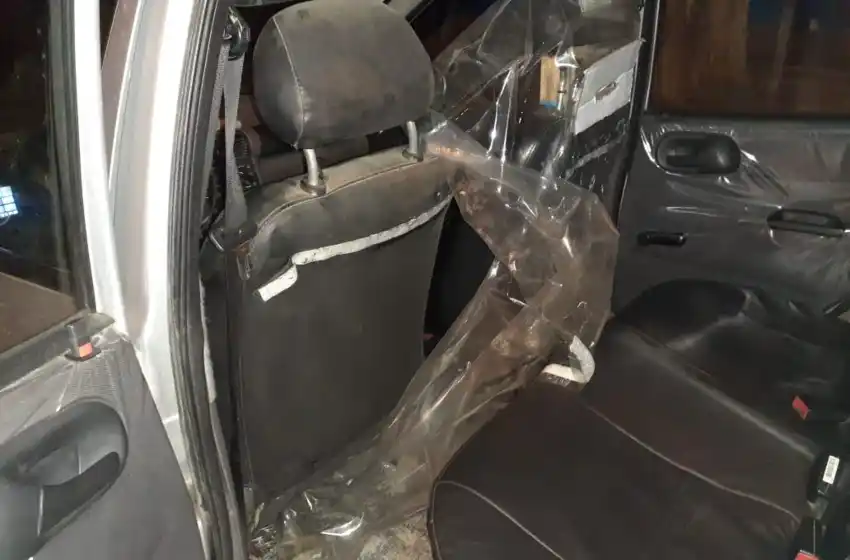 Un hombre ebrio y violento destrozó un remis