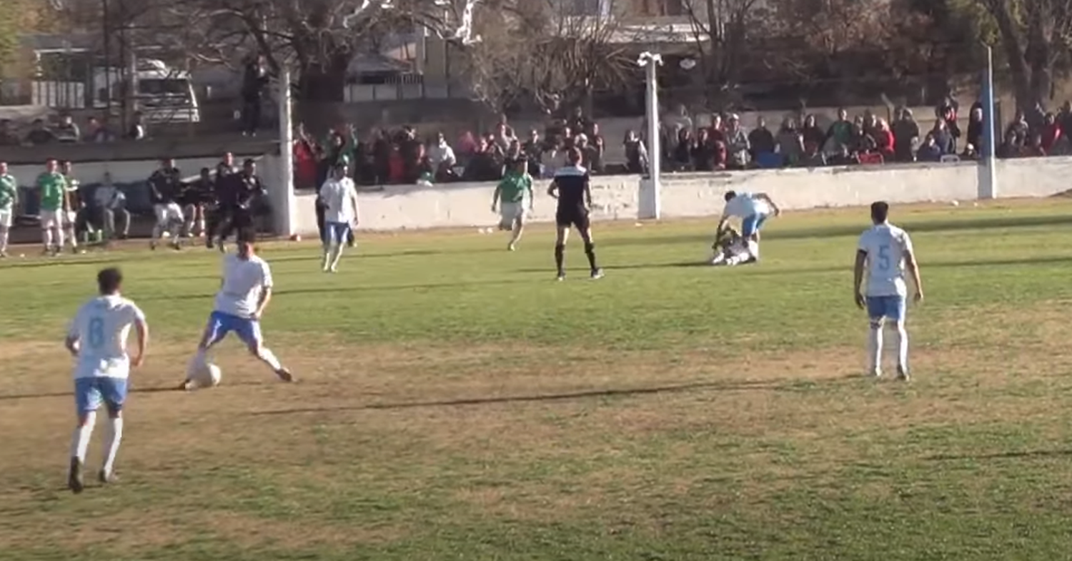 El momento en el que Vázquez golpea en el suelo a Tardini luego de derribarlo de atrás, respondiendo a la fuerte entrada del defensor de Belgrano y ante la atenta mirada del experimentado árbitro Mariano González.