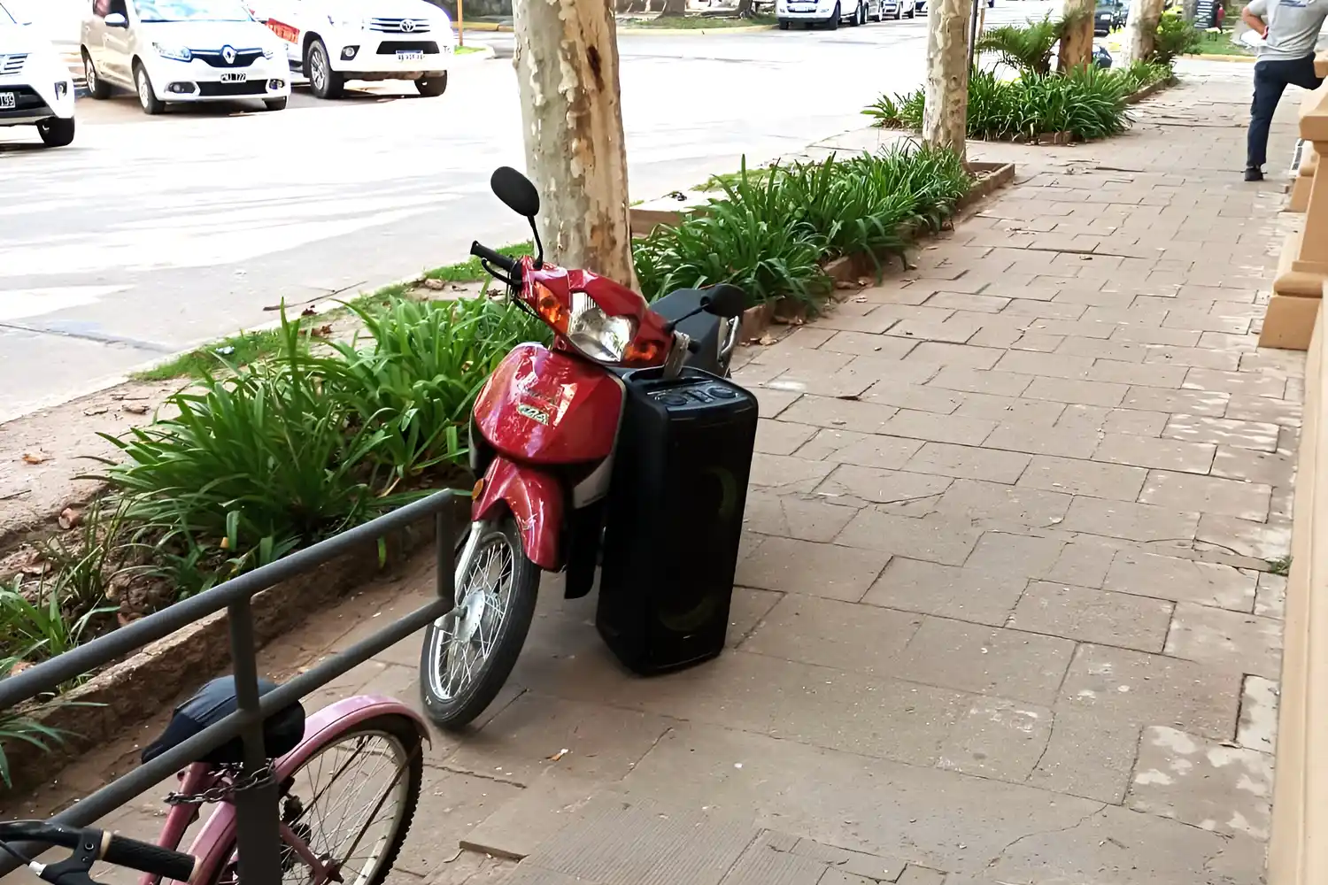 Una mujer fue a protestar afuera de la Municipalidad con un parlante