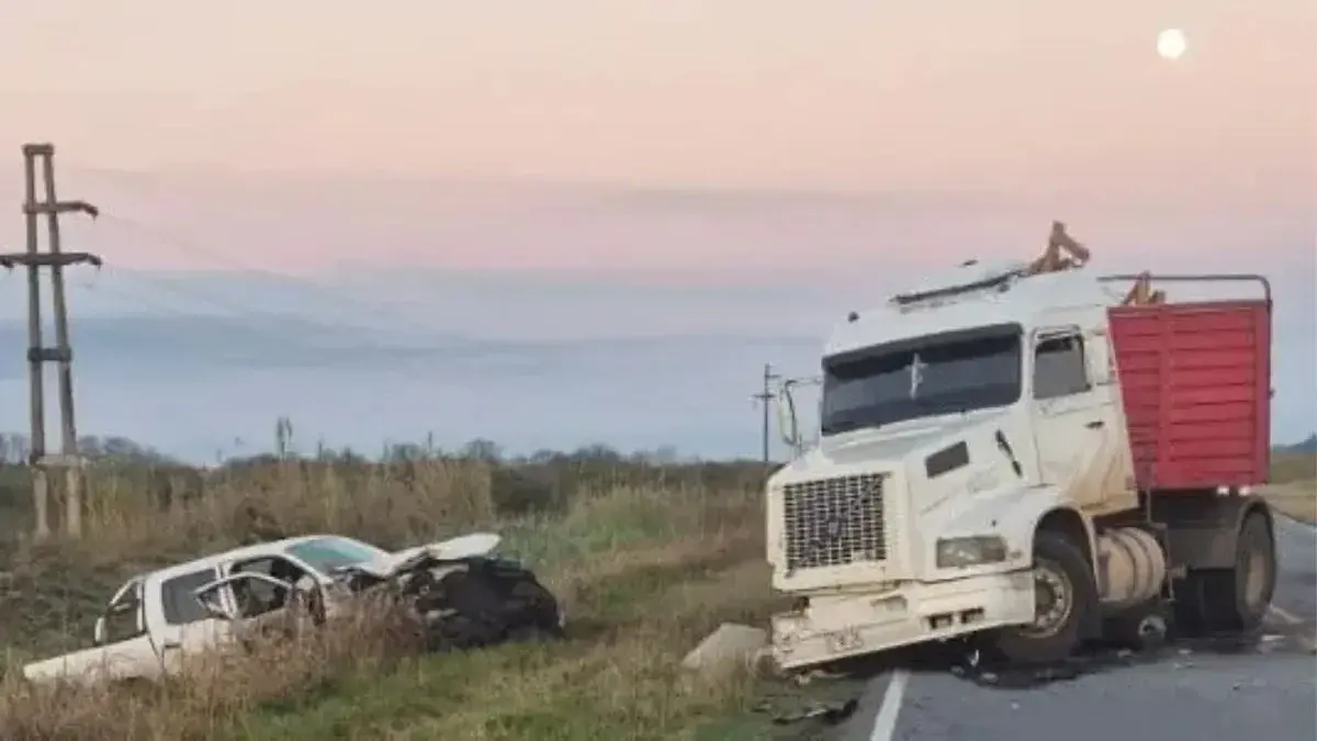 Fuerte choque entre un camión y una camioneta sobre la Ruta 11: no hubo heridos