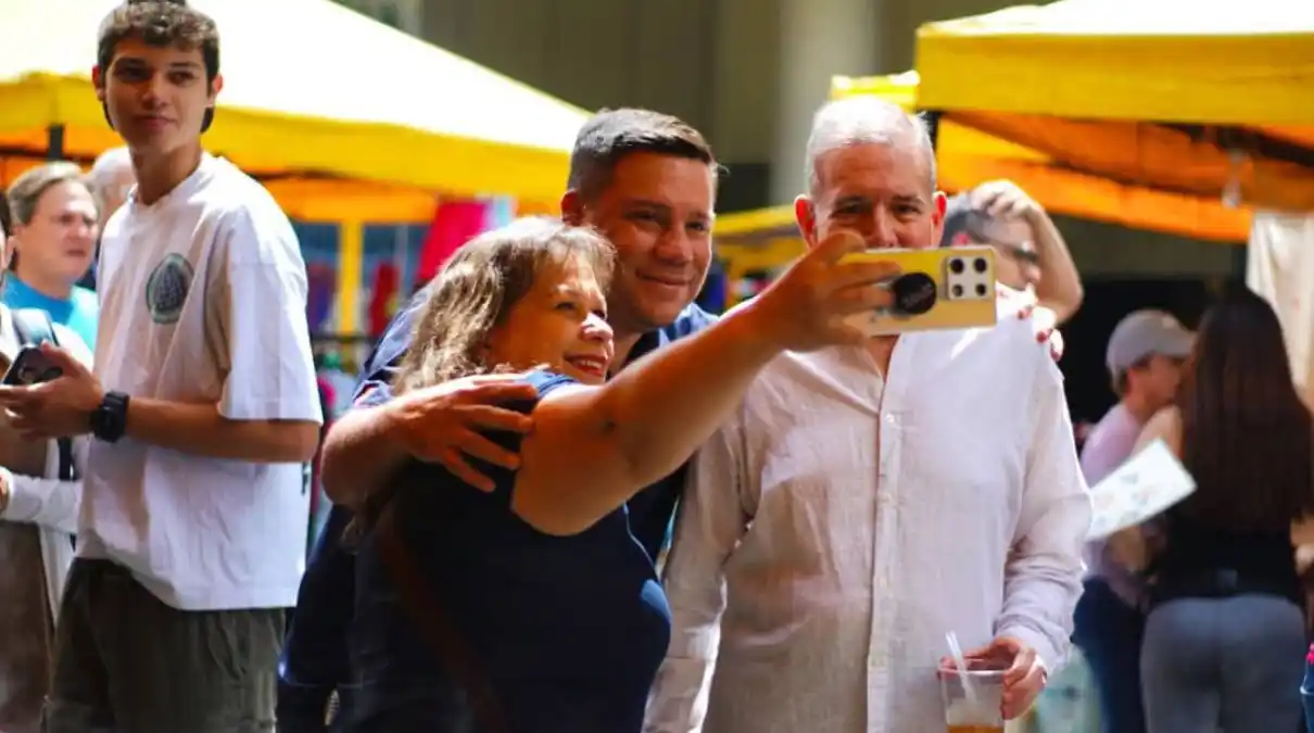 Edmundo González se encontró con vecinos en mercado de Los Palos Grandes este 01Jun