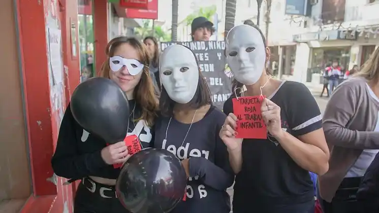 Con una intervención artística pusieron de relieve el problema del trabajo infantil
