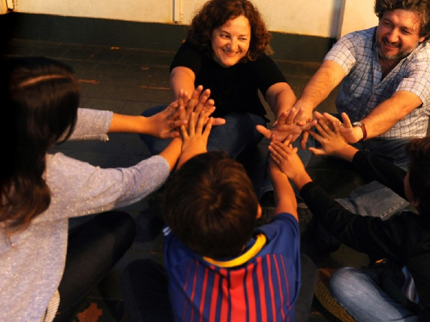 Lanzan por primera vez una convocatoria múltiple en todo el país para adoptar a 14 chicos