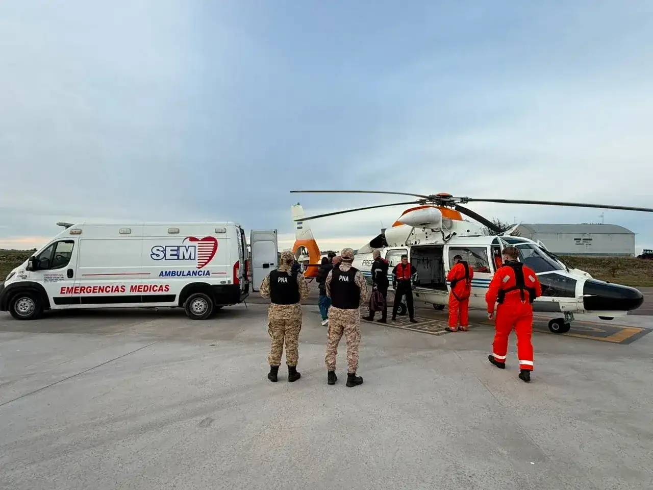 Un helicóptero despegó desde Mar del Plata para rescatar a un tripulante que sufrió una emergencia cardíaca en alta mar