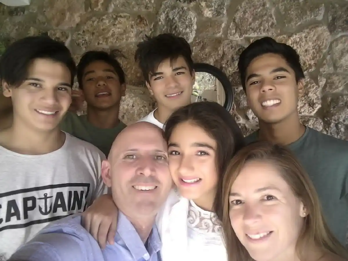 Un sanfrancisqueño adoptó a cinco hermanitos que vivían separados 