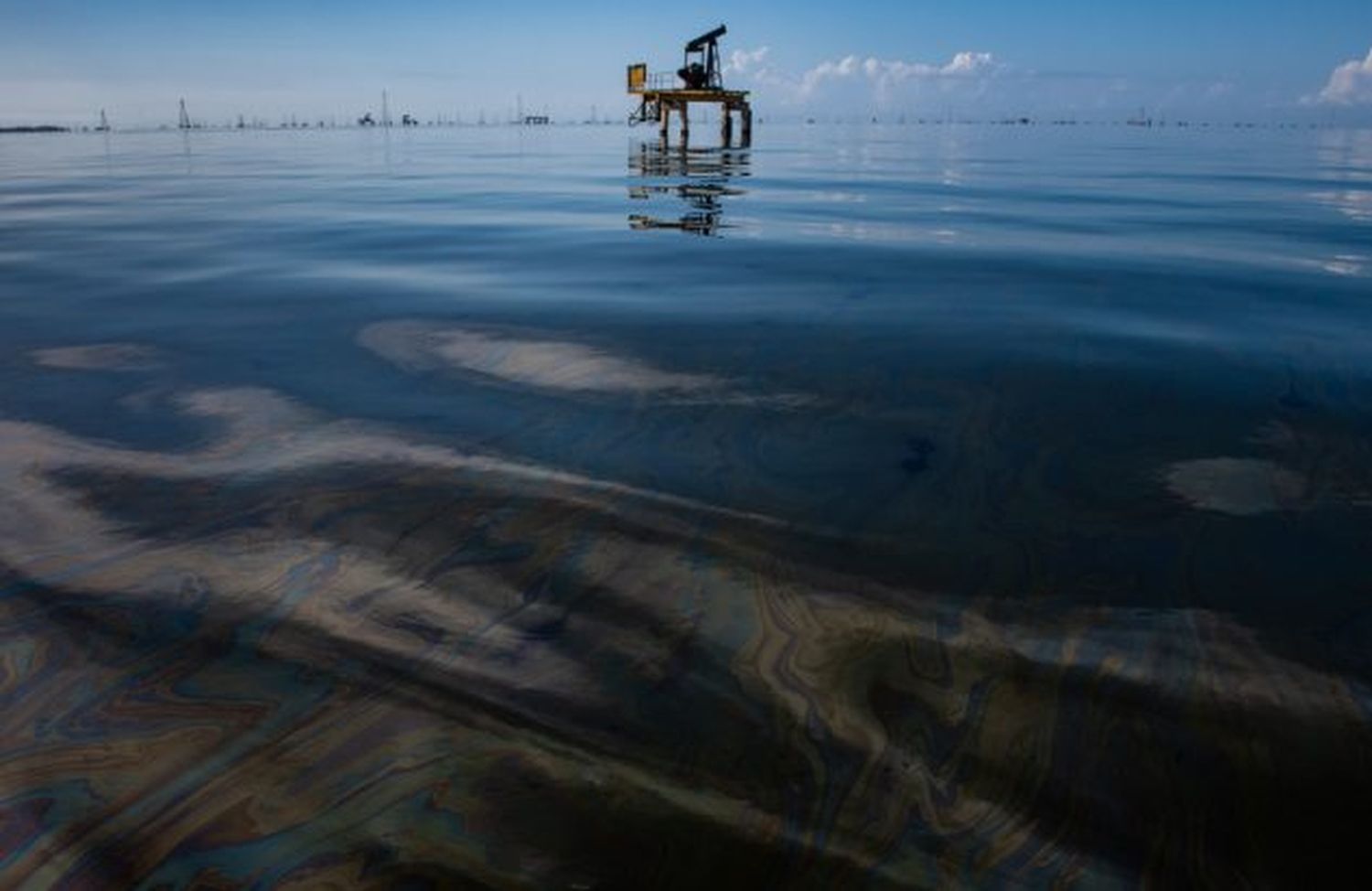 ALERTA EN EL LAGO DE MARACAIBO por mancha gigante de petróleo