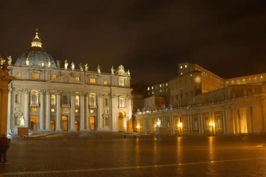 Tensión en el Vaticano: un auto irrumpió a toda velocidad y los guardias dispararon para frenarlo