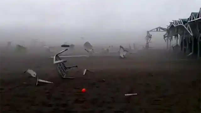 Pinamar: Un tornado arrasó con las carpas, mesas y reposeras de un balneario