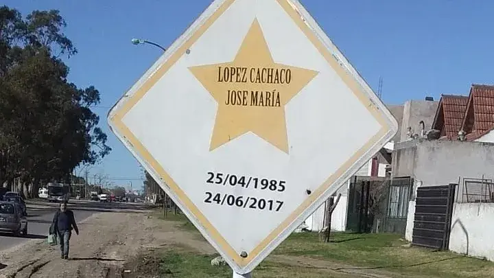 El símbolo de las víctimas fatales, la "estrella amarilla", emplazada en el sector del trágico siniestro vial, en Mar del Plata
