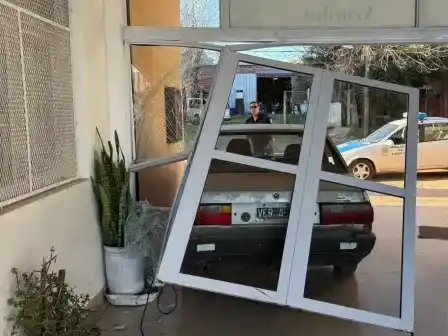 Dejó el auto en un taller mecánico sin el freno de mano y terminó incrustado en una escuela