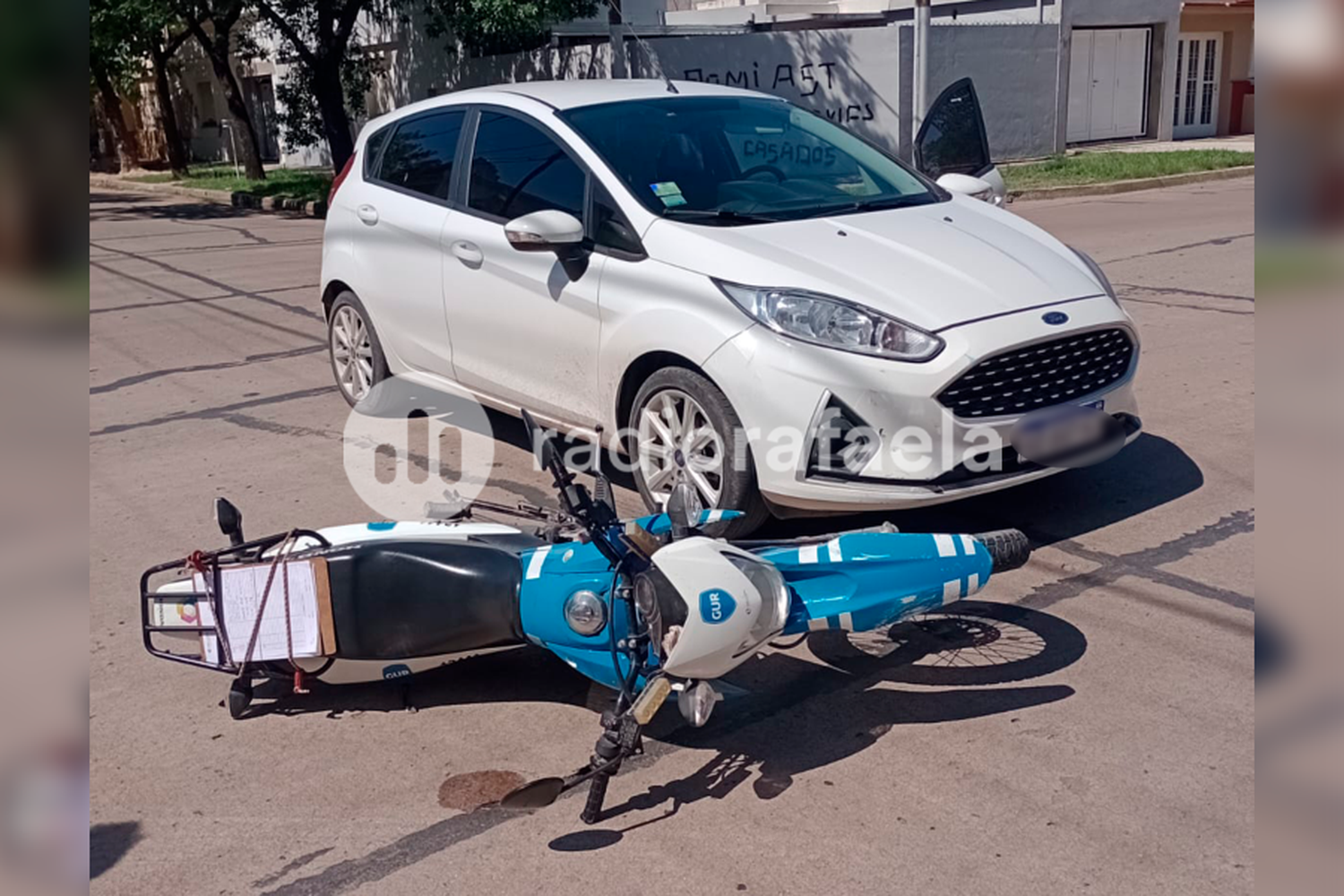 Conductor alcoholizado: un automóvil chocó a un guardia motorizado de la GUR