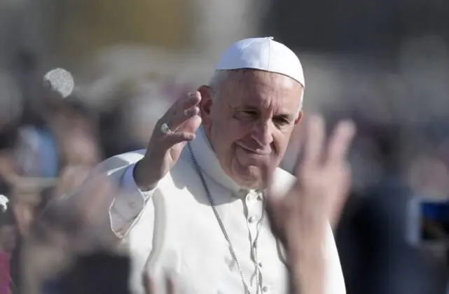El papa Francisco se recupera de su afección respiratoria.