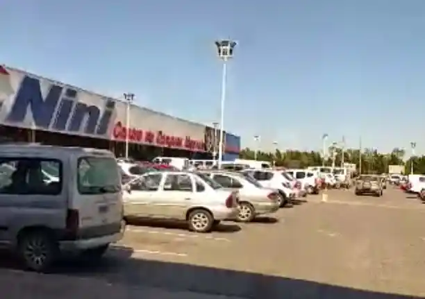 Coronavirus en La Plata: ¿Respeta la gente el distanciamiento social en los supermercados?