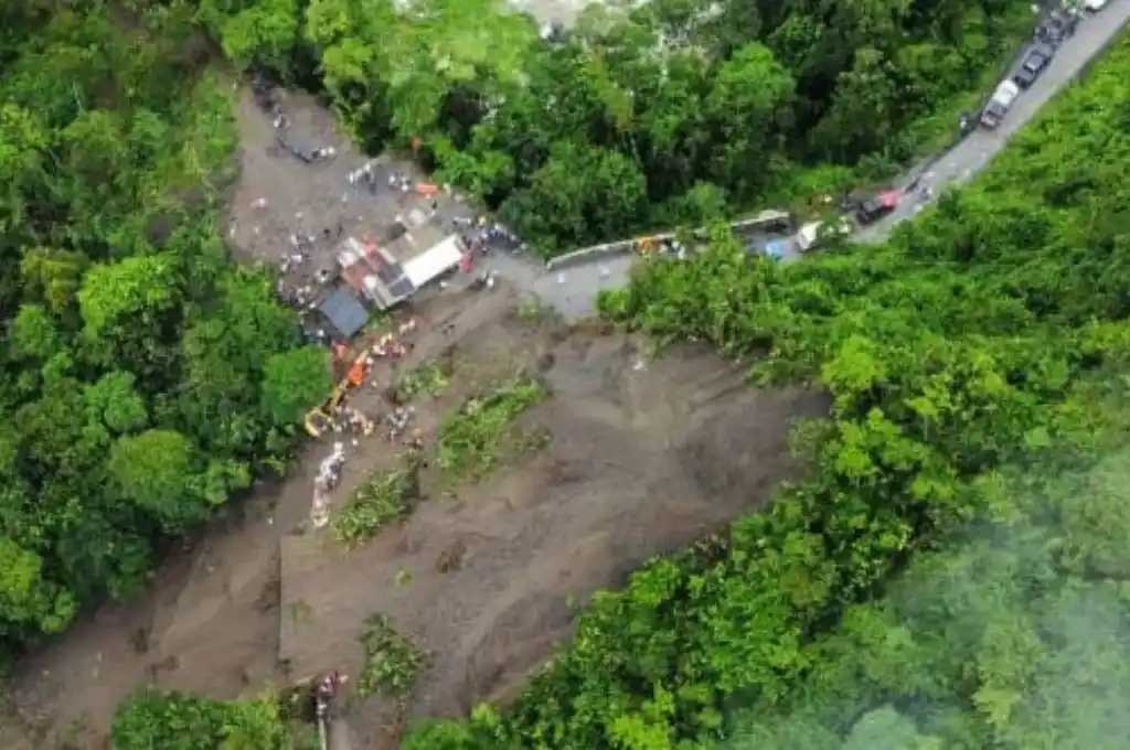 Tragedia en Colombia: un autobús fue sepultado por un alud, y dejó al menos once muertos, entre ellos una niña