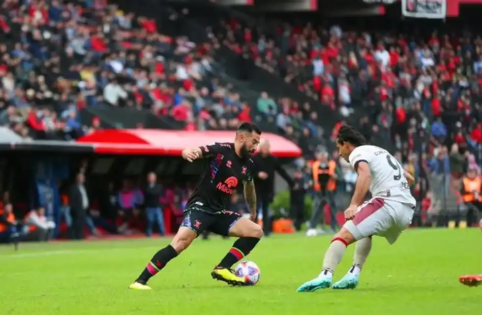 Ariel Rojas en acción, durante el partido del Pirata ante Colón, en Santa Fe, por Liga Profesional