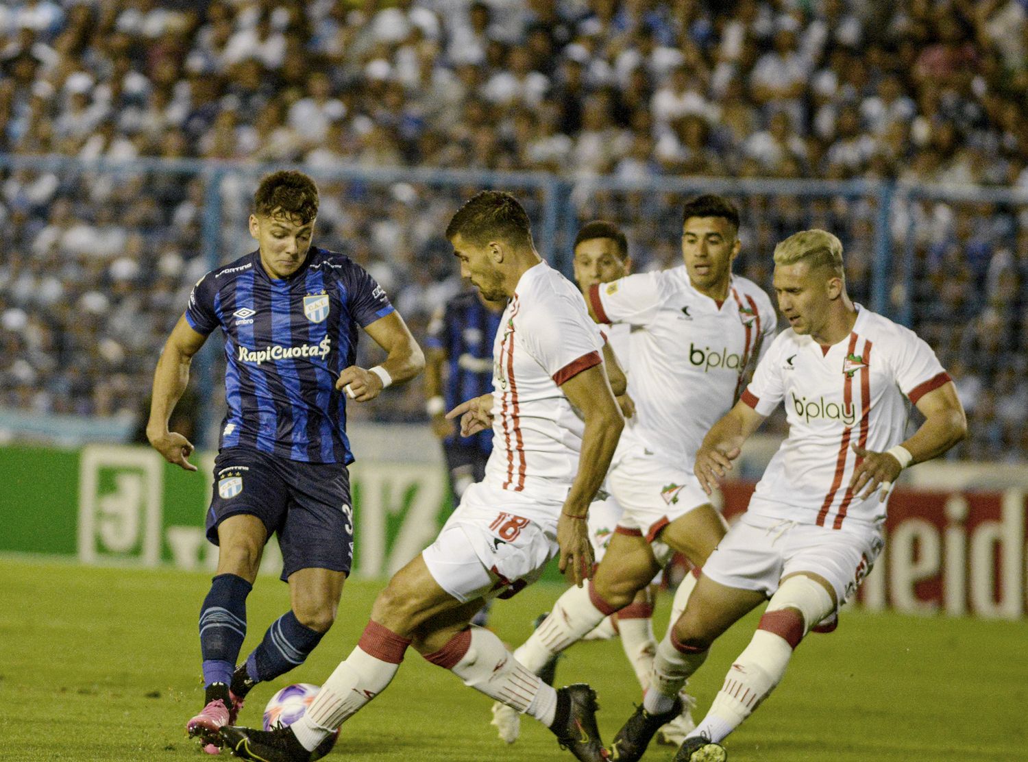 Atlético no falló ante su público y continúa arriba
