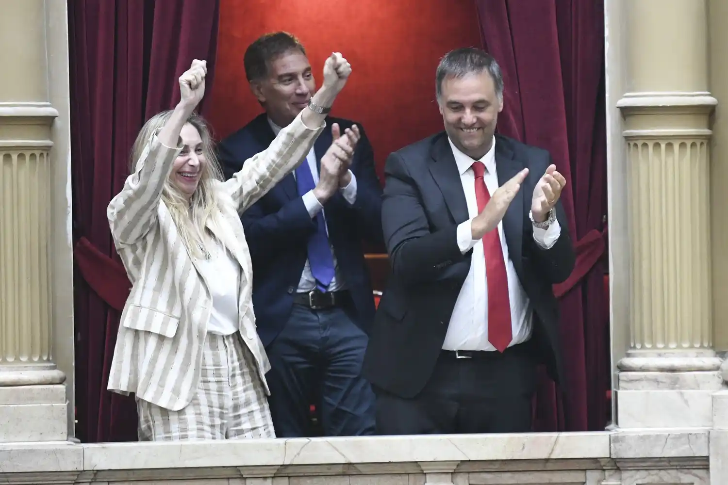 Festejos desde el palco en Diputados.