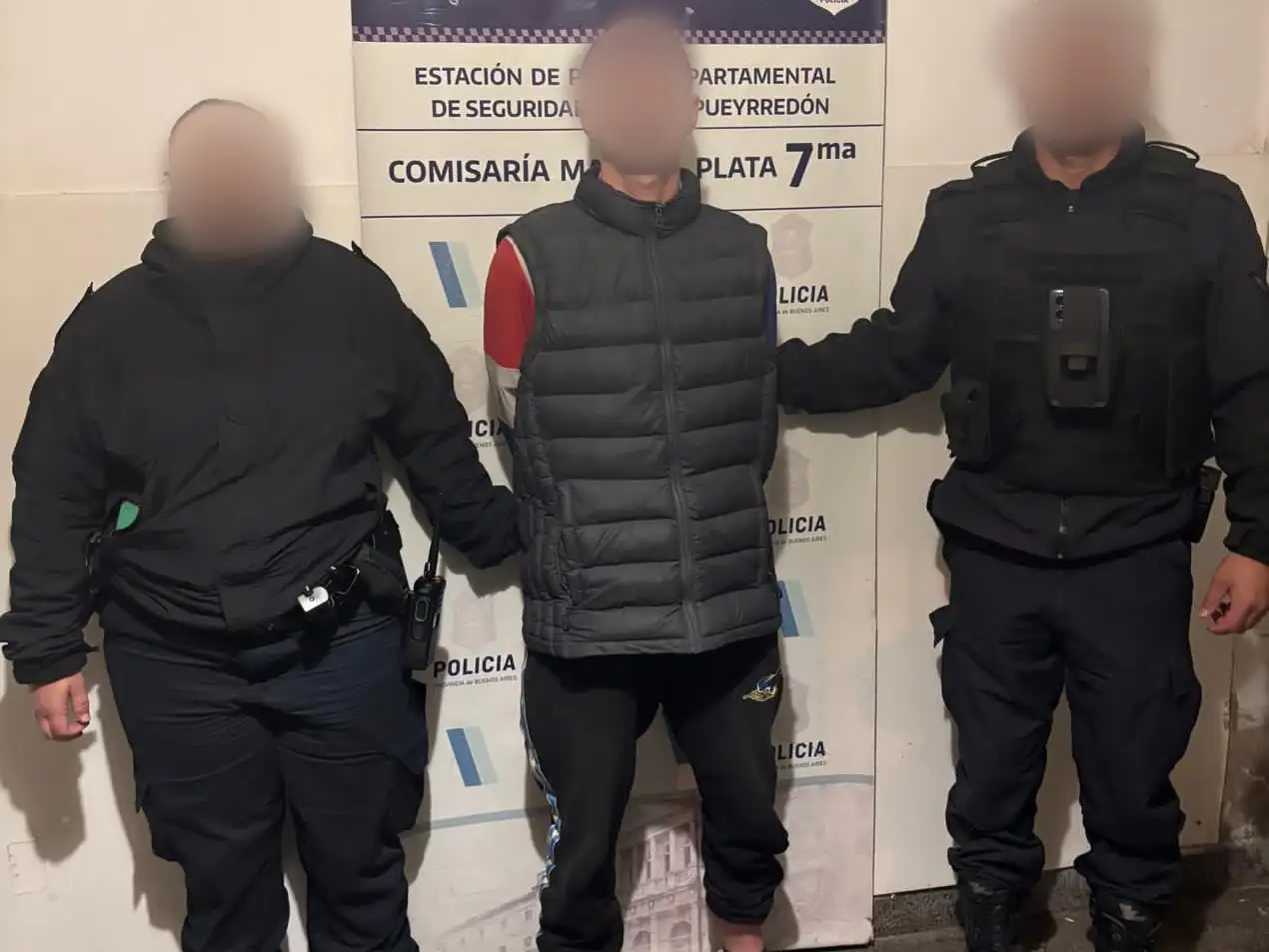 Al llegar a la intersección de Jovellanos y Diagonal Discépolo, el sujeto descendió del vehículo y emprendió la fuga a pie.