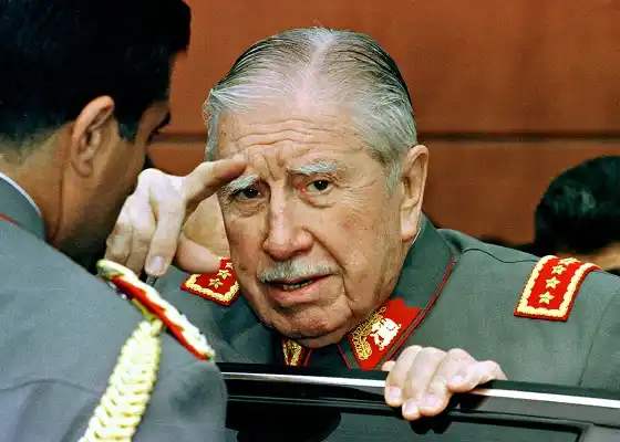 Embargan casi 2 millones de dólares a la fundación de la viuda de Pinochet