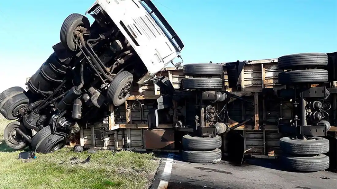 Impresionante choque de un camión contra una camioneta: tres lesionados