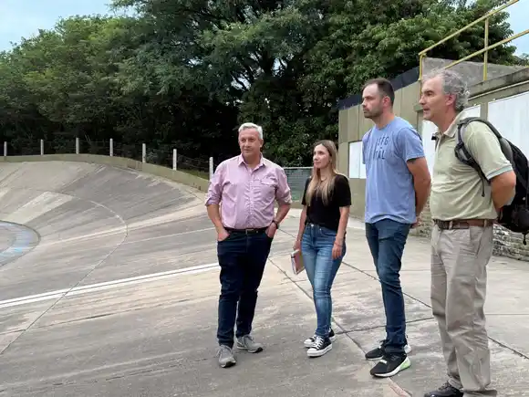 Bárbara Chivallero acompañada de Nico González visitaron el club ciclista
