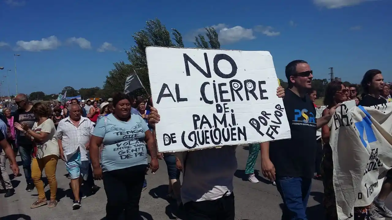 Necochea: Marcha por el cierre de una agencia de atención de Pami en Quequén 