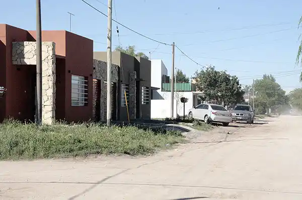 Le roban a una familia cuando descansaba y se llevan un auto
