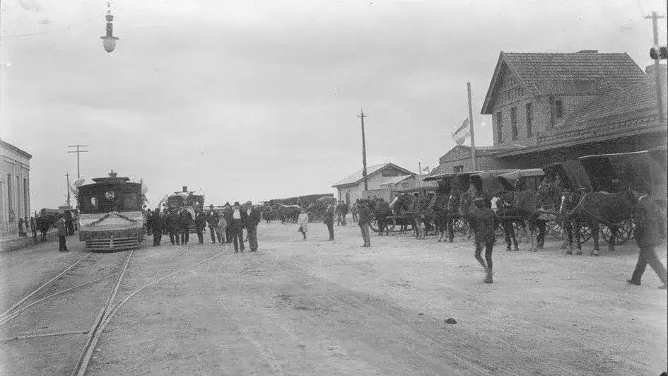 Frente a la estación. El tranvía partía de 62 y 45, donde subían los pasajeros que bajaban del trentitud