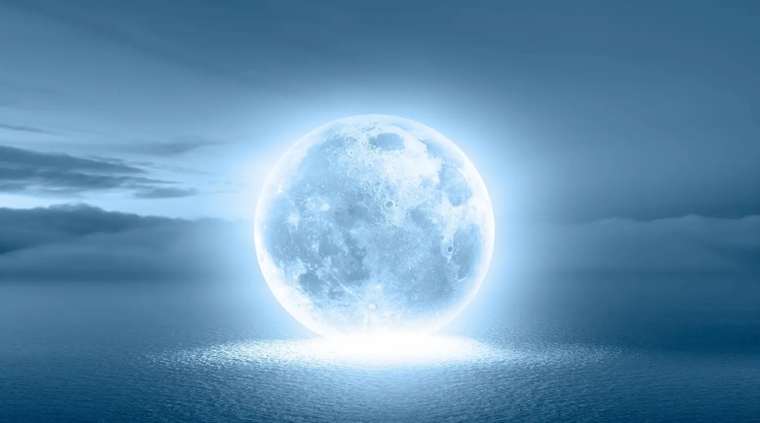 ¿Cuándo será la última luna llena de 2025 y cómo influirá en cada signo zodiacal?
