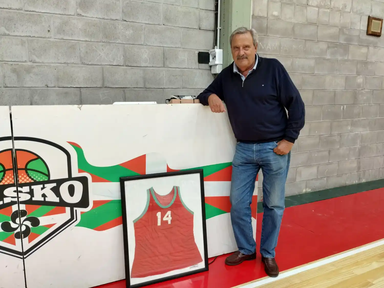 Azcoiti junto a la histórica camiseta N°14