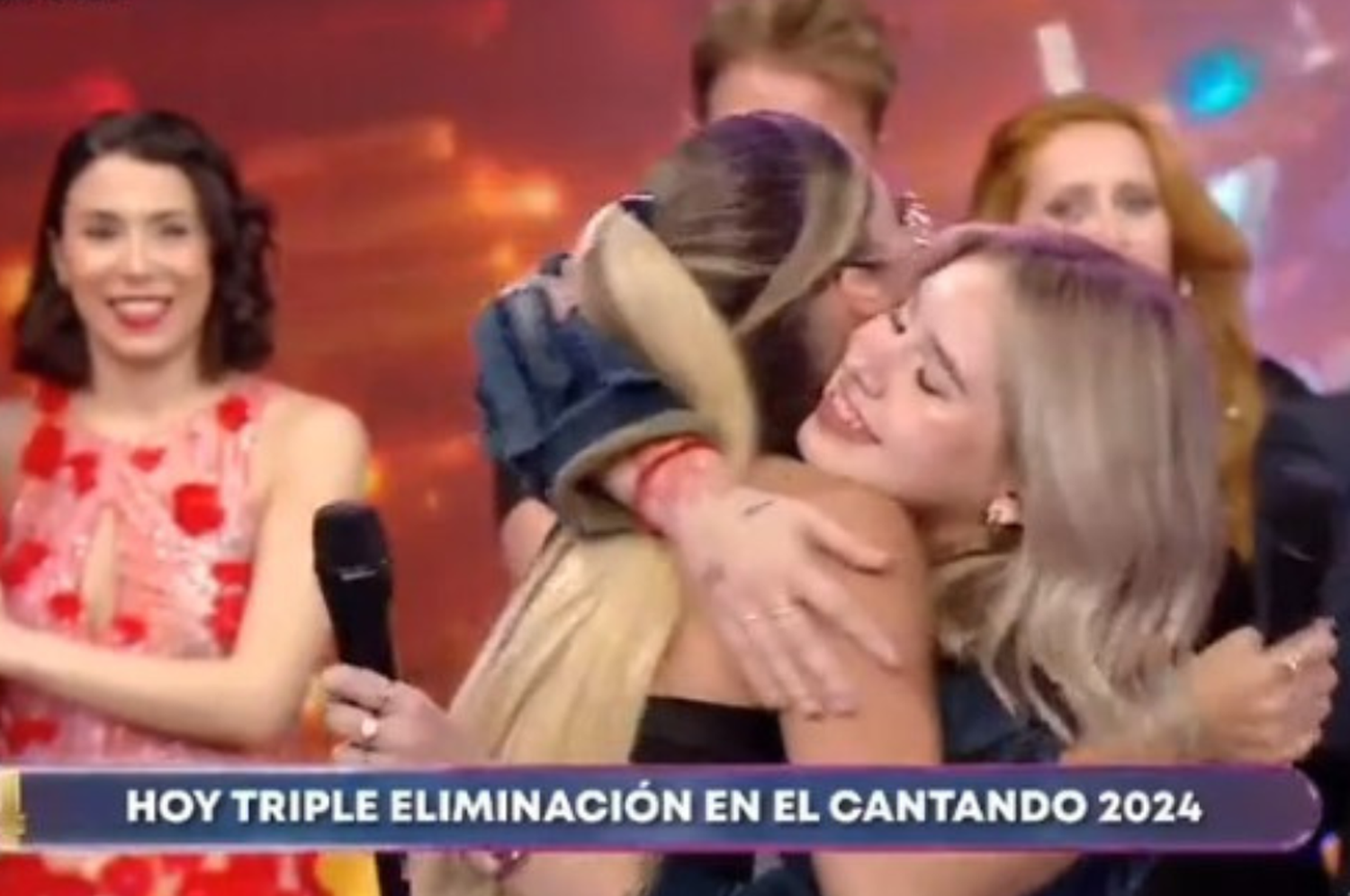 Las ex hermanitas sorprendieron con el momento que protagonizaron en vivo.