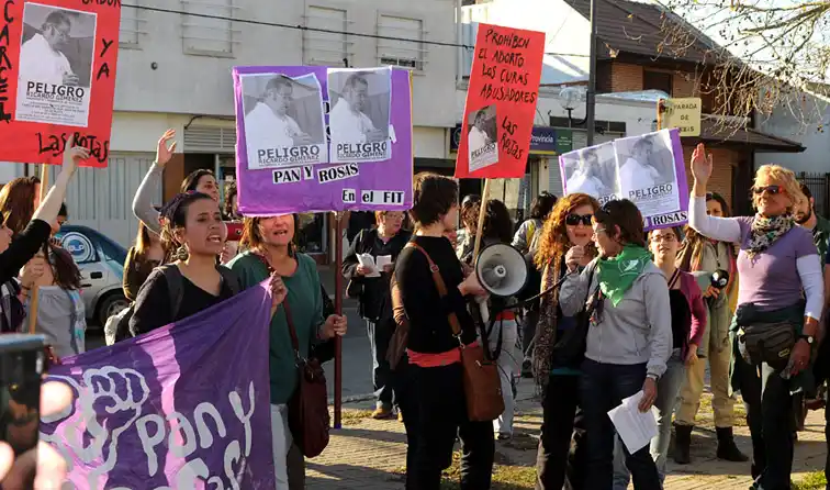 La Plata: Escracharon a cura abusador que seguía dando misa 