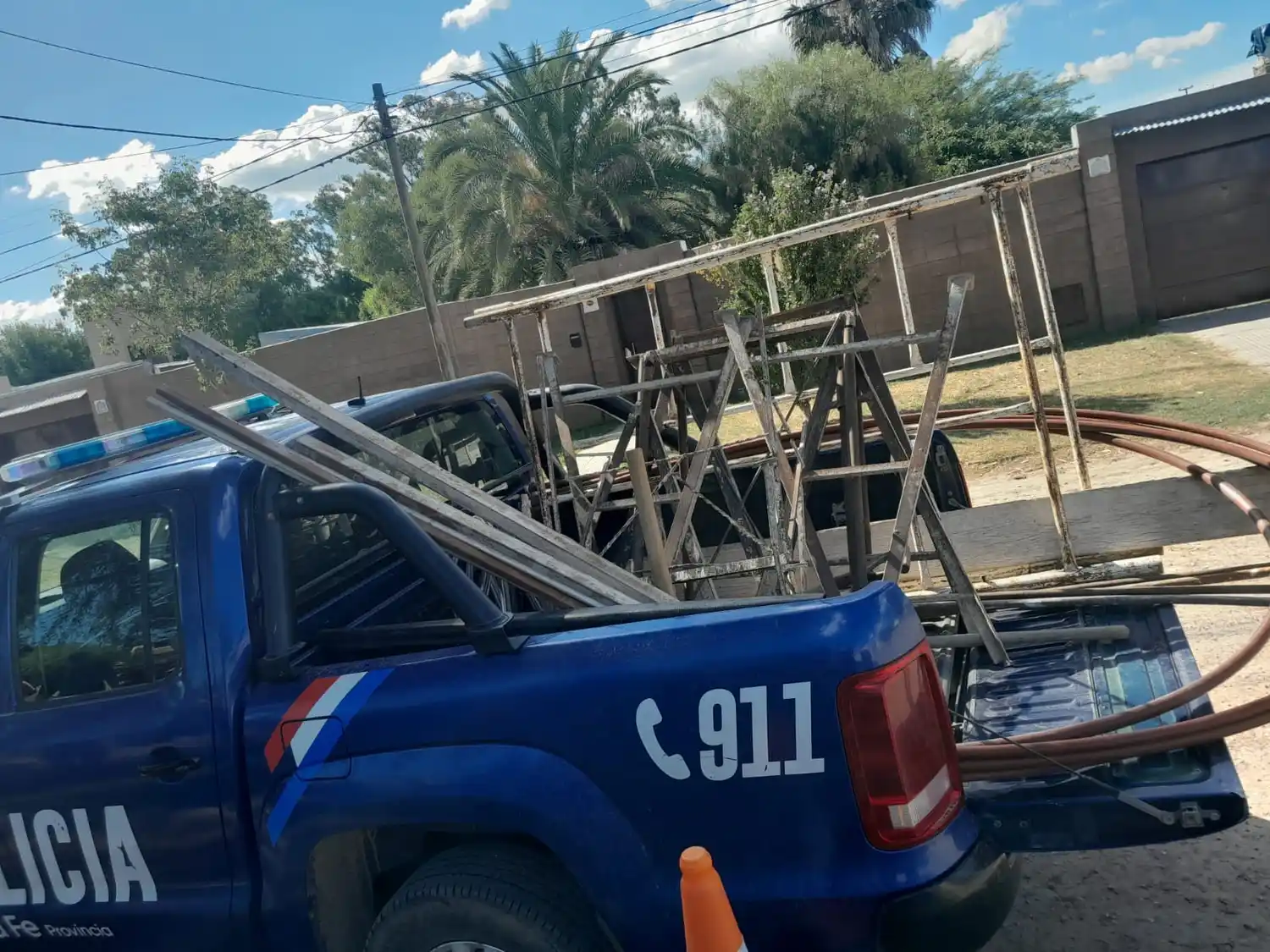 Tras el allanamiento, la camioneta policial con parte de los elementos robados.