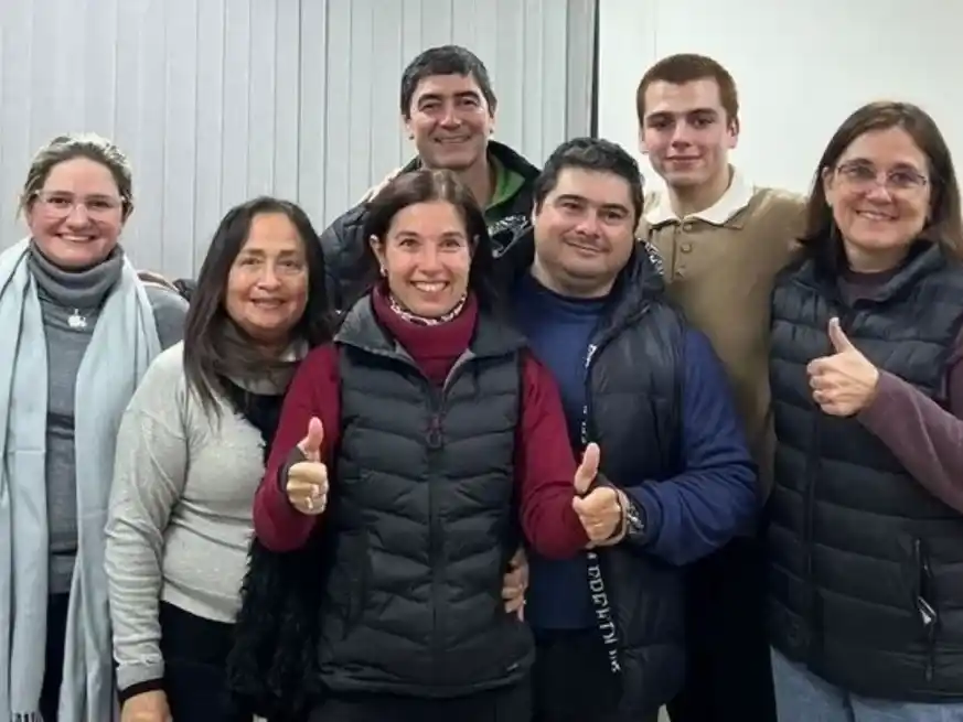 Pulgar para arriba. Fabiani y parte del equipo de La Libertad Avanza celebrando el ingreso al Concejo.