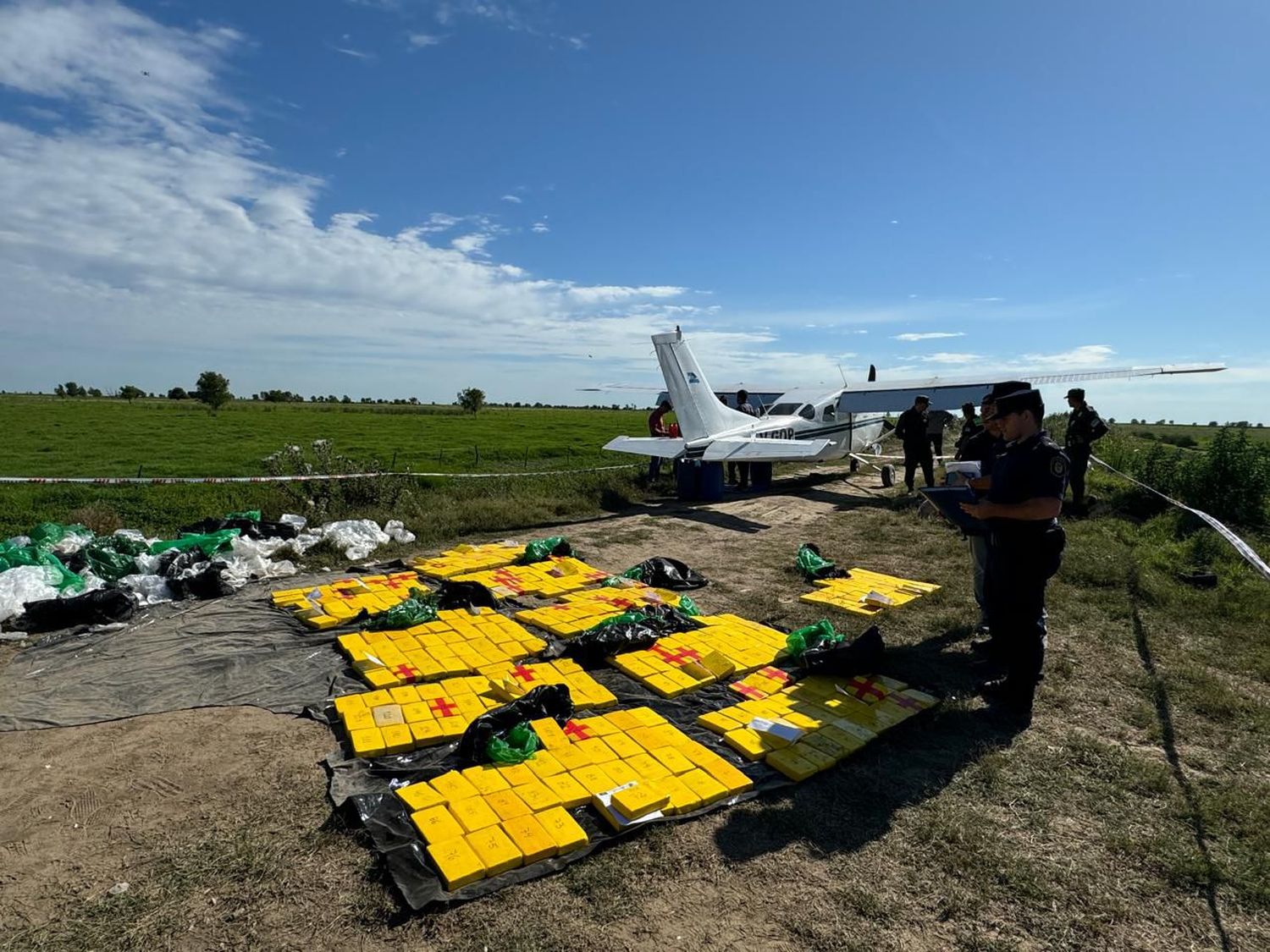 Mientras los ocupantes de la narcoavioneta siguen presos en la cárcel de Ezeiza, la madre de la detenida rompió el silencio