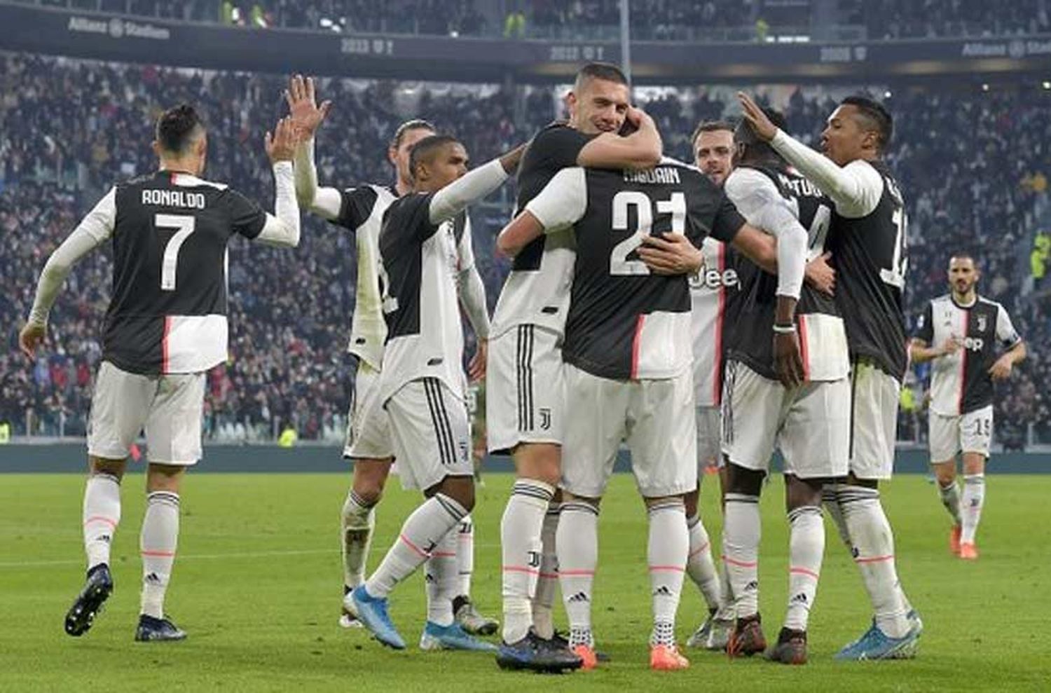 Con tanto de Higuaín y un hat trick de Cristiano, la Juve vapuleó al Cagliari