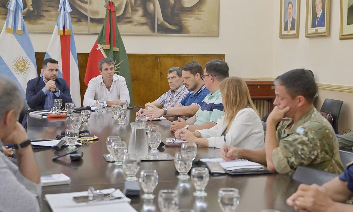 Cresto presidió la reunión de defensa civil donde se definieron acciones para enfrentar un nuevo pico de la creciente