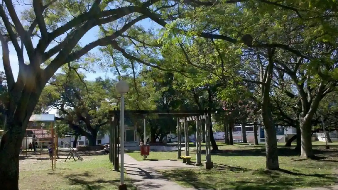 Detuvieron a una pareja por mantener relaciones sexuales en la plaza frente a menores
