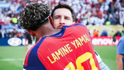 El abrazo de Yamal y Lamine.