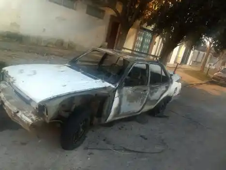 Quemaron un auto en el barrio María Selva