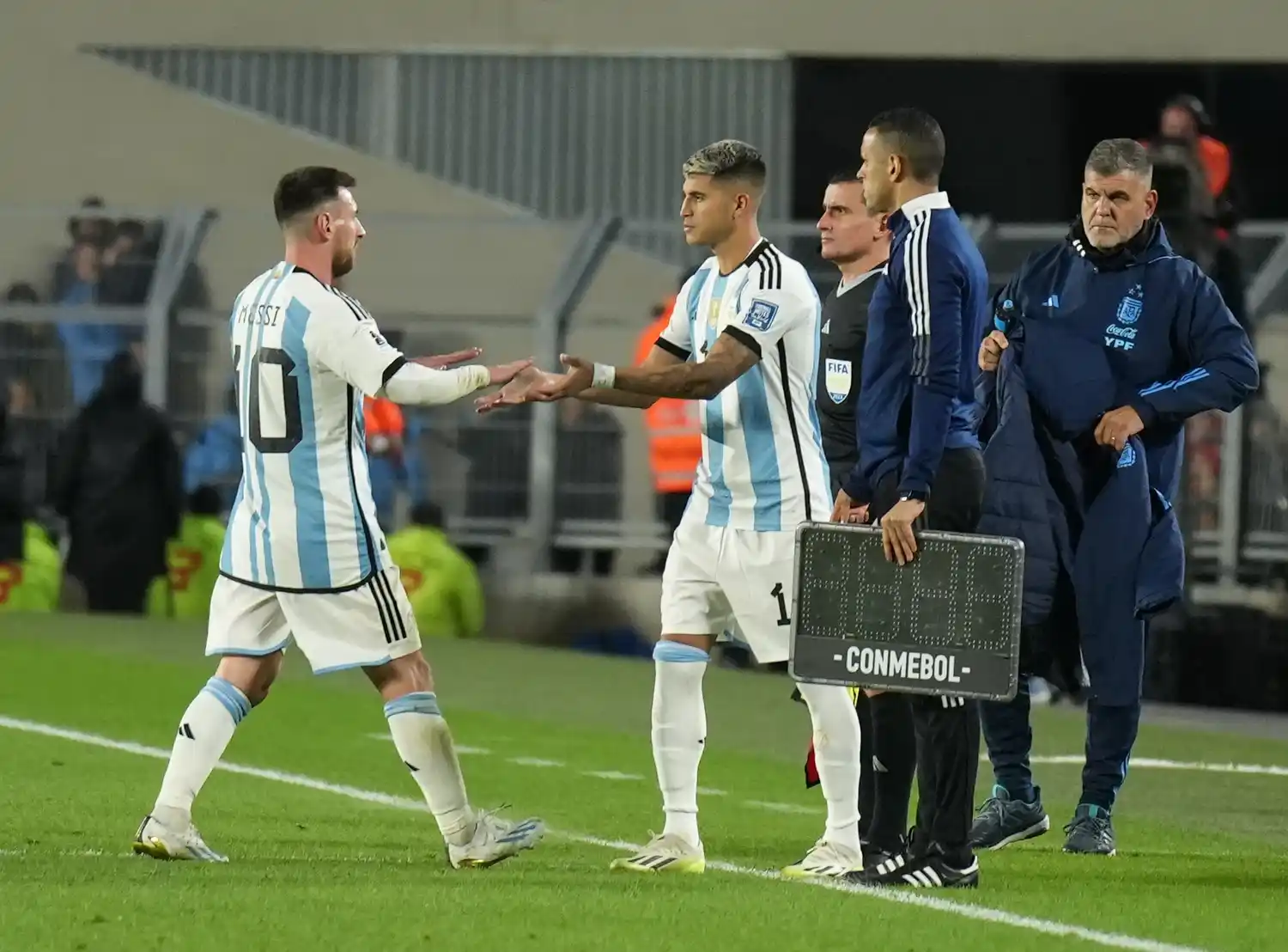 Messi siendo reemplazado, en este caso por Palacios. Una imagen poco frecuente.