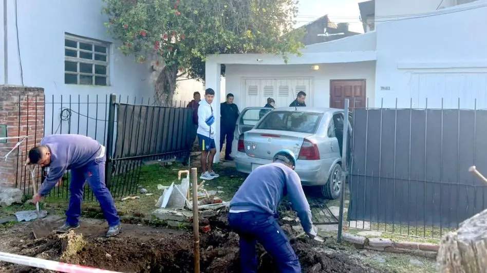 Chocaron una casa con un auto robado y provocaron una fuga de gas